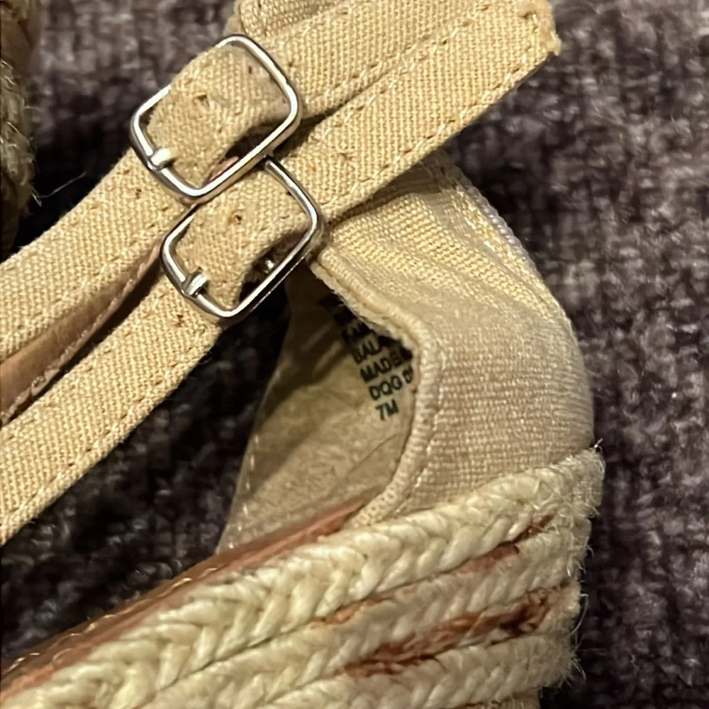 Nine West Sugareel Size 7 wedges camel colored